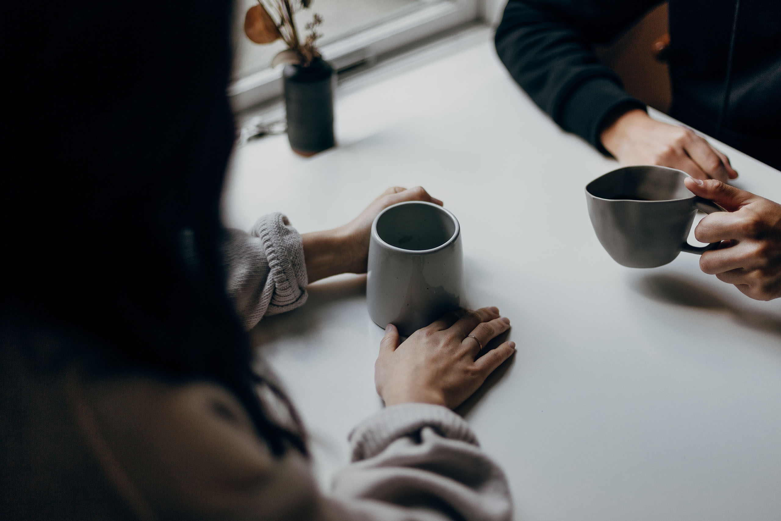 Zwei Personen trinken Kaffee und unterhalten sich