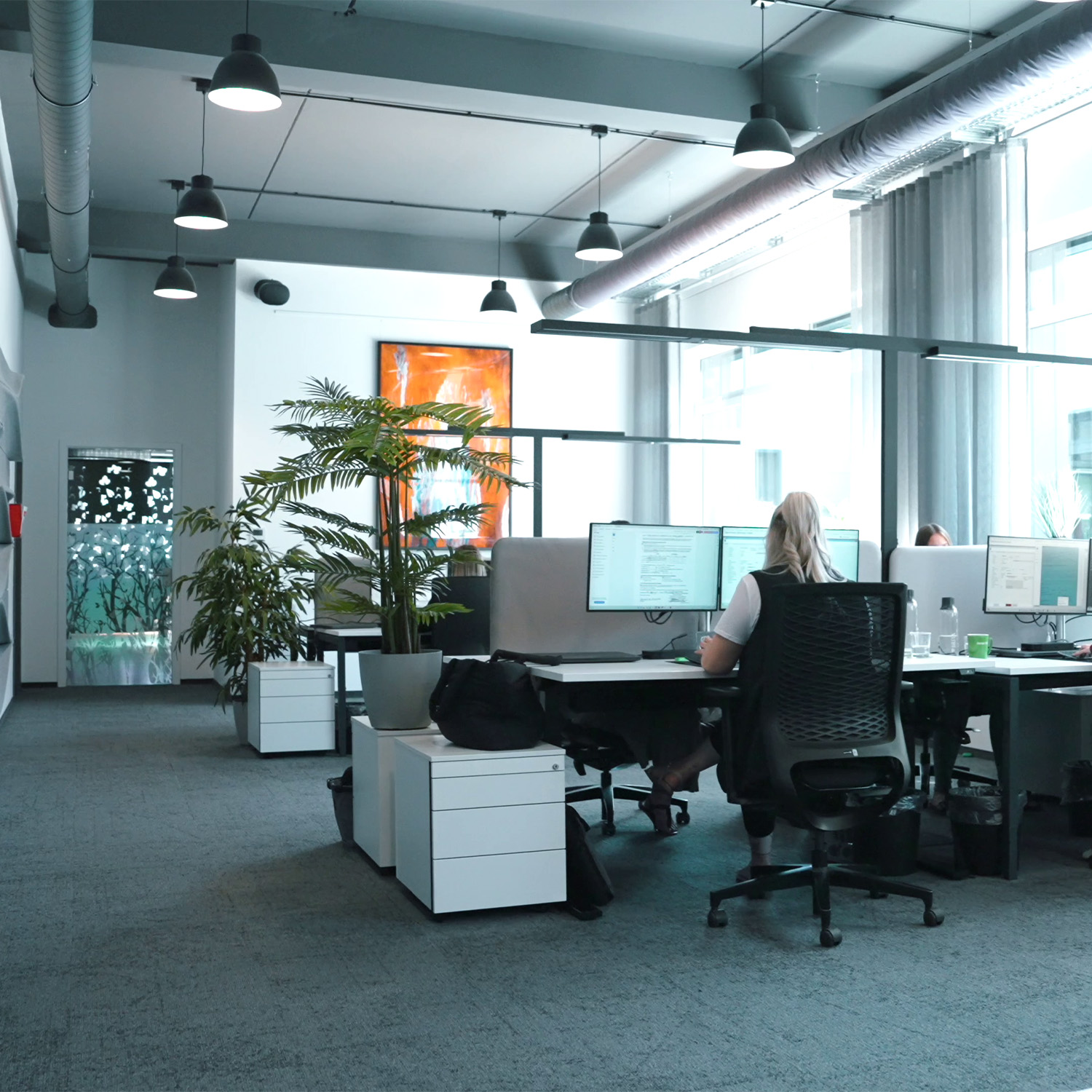 Mitarbeiterinnen von nova:med sitzen im hellen nova:med Büro