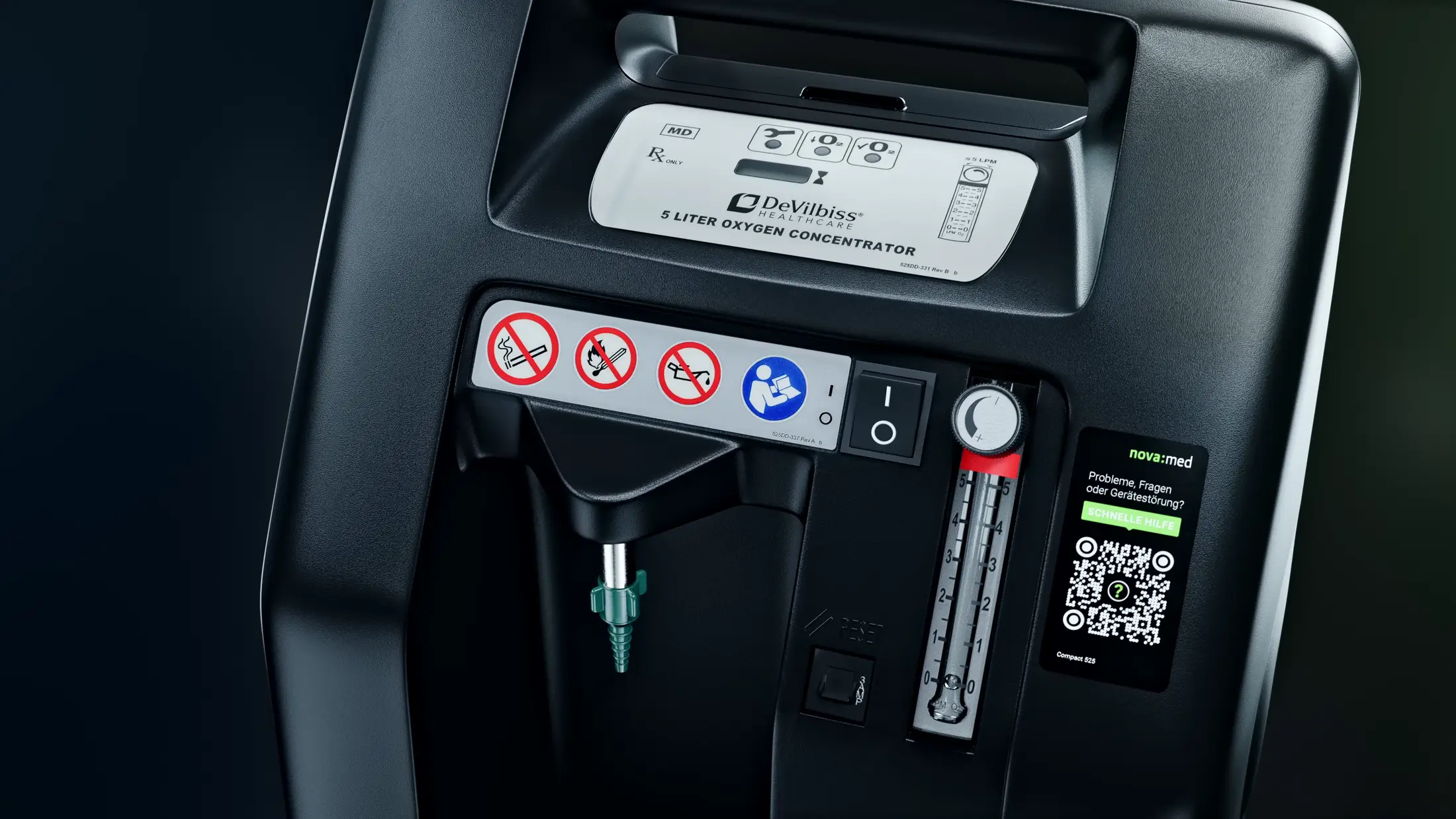 Bedienfeld des Compact 525KS mit Sauerstoffauslass, Flowmeter und nova:med QR-Code